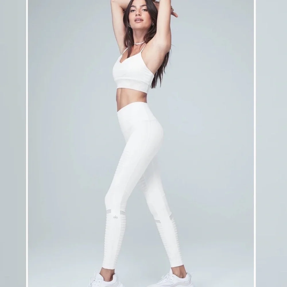 Alo Yoga High-Waist Moto Legging in White. Size XS